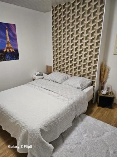 um quarto com uma cama e uma parede com a torre Eiffel em VILLA Zara em Beauvais