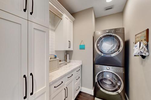 a laundry room with a washer and dryer in it at Luxurious Haven in Tavernier