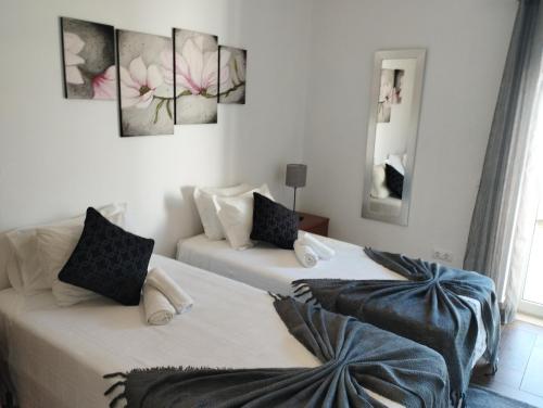 two beds in a hotel room with two beds at Casa Sarguito in Sagres