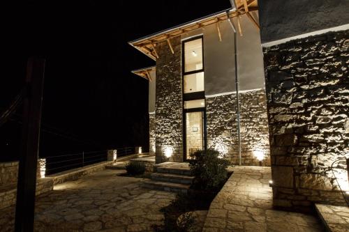ein Steingebäude mit Lichtern in der Nacht in der Unterkunft Bujtina KOEL in Gjirokastër