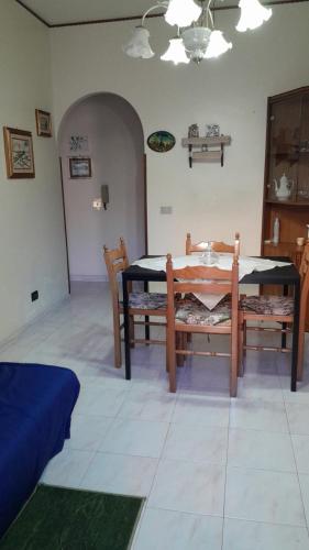 una sala da pranzo con tavolo e 2 sedie di Monti e mare. Vacanza relax 