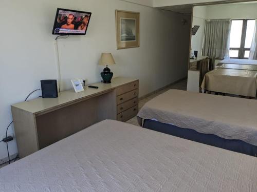 sypialnia z 2 łóżkami i komodą z biurkiem w obiekcie Apartments Tower w BuenosAires