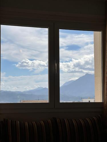ein Fenster mit Bergblick in der Unterkunft Lovely family apartment in Tetouan in Tétouan