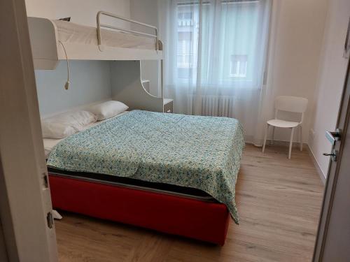 Dormitorio pequeño con litera y silla en Gulliver, en Garda
