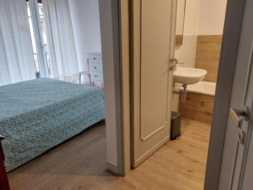 1 dormitorio con cama y lavamanos en Gulliver, en Garda