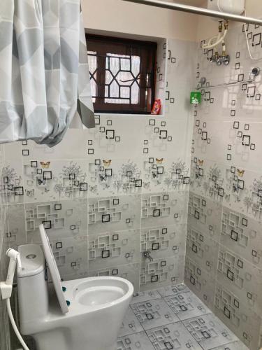 łazienka z toaletą i oknem w obiekcie Teynampet Eldams Road w mieście Ćennaj
