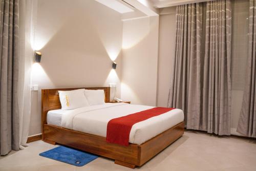 sypialnia z łóżkiem z czerwonym kocem w obiekcie Nexa Hotel w mieście Arusza