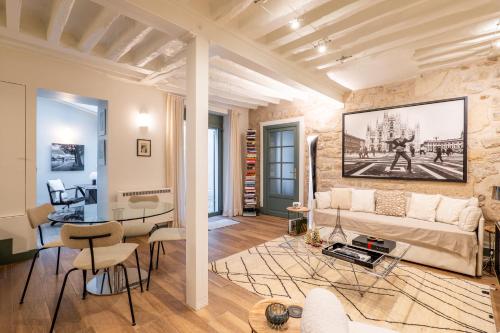 un salon avec un canapé et une table dans l'établissement Veeve - A Story in Stone, à Paris