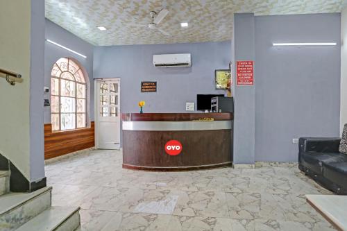 vestíbulo con recepción en un edificio en Hotel Raas Near Near Laxmi nagar metro station en Nueva Delhi