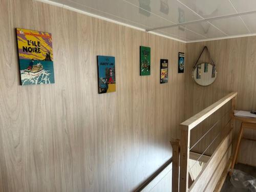 Studio dans propriété à st clément de rivière في سانت كليمنت دي ريفيير: غرفة بها درج وملصقات على الحائط