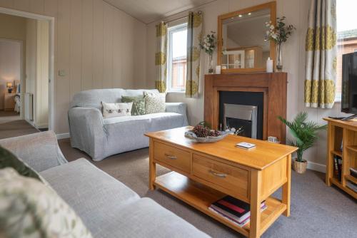 sala de estar con sofá y chimenea en 6 Atlantic Crescent, en Ilfracombe