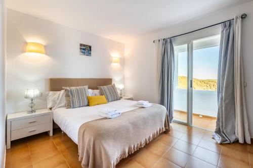 Ліжко або ліжка в номері Bonaire, villa up to 8+2 with pool & views