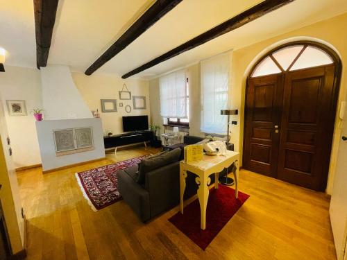 un soggiorno con divano e tavolo di Casa Caroli - intera casa ad Alba, LANGHE UNESCO ad Alba