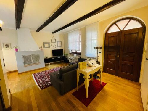 a living room with a couch and a table at Casa Caroli - intera casa ad Alba, LANGHE UNESCO in Alba