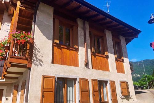 - un bâtiment avec des portes en bois et un balcon dans l'établissement CASA DOLCE VITA, à Cares