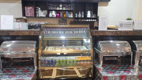 una vitrina en una tienda con bebidas. en شقق مساكن السمو المخدومة, en Ad Dawādimī