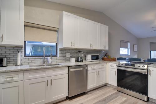 Imagen de la galería de Ideally Located Palm Harbor Condo Walk Downtown!, en Palm Harbor