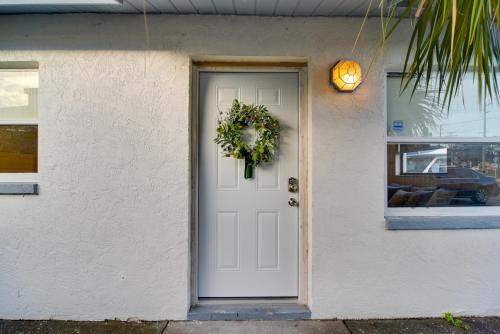 Imagen de la galería de Ideally Located Palm Harbor Condo Walk Downtown!, en Palm Harbor