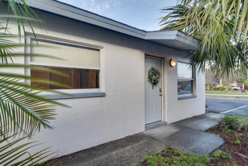 Imagen de la galería de Ideally Located Palm Harbor Condo Walk Downtown!, en Palm Harbor