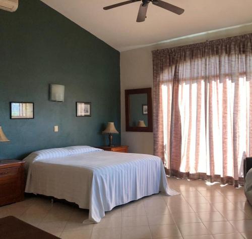 1 dormitorio con cama y ventana grande en Delfin B&B en Cruz de Huanacaxtle