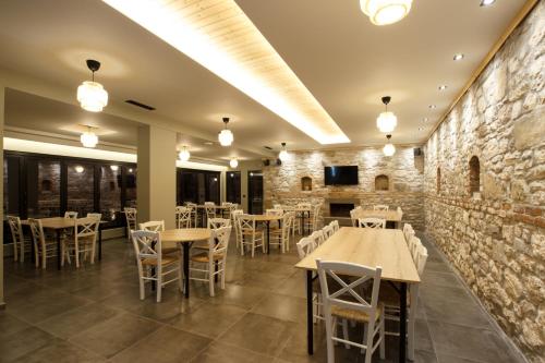Bujtina KOELにあるレストランまたは飲食店