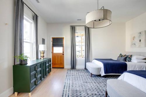 - une chambre avec une commode verte, un lit et un canapé dans l'établissement Vetro Guest House, à Richmond