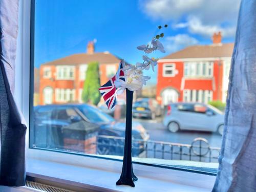 a vase with a british flag in a window at Lux en-suite Manchester City - Center - COOP Arena in Manchester