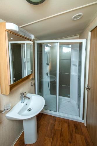 a bathroom with a shower and a sink at Camping Marina Nowe Guty in Nowe Guty