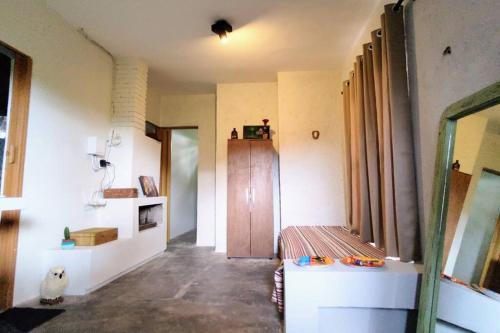 a room with a bench in the middle of a room at Casa de Campo Diamantina MG in Diamantina
