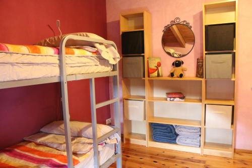 Pokój z łóżkiem piętrowym z 2 łóżkami piętrowymi i lustrem w obiekcie Refugio La Cabrera w mieście Mont-ral
