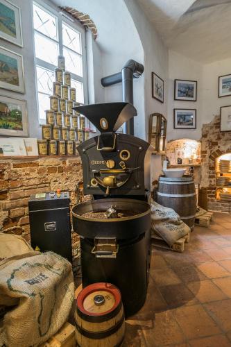 a kitchen with an old fashioned stove in a room at Hotel Wasserschloss Mellenthin in Mellenthin