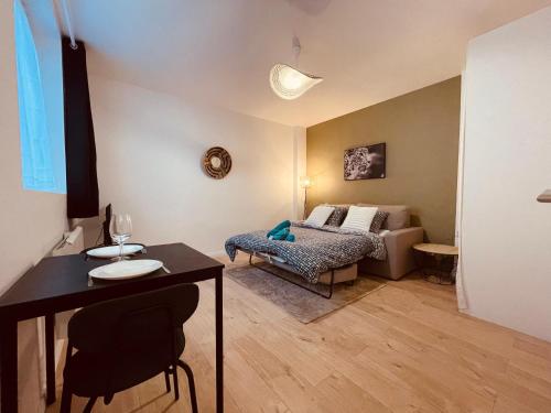 魯昂的住宿－Le petit Gervais - 289，配有床、桌子和沙发的房间