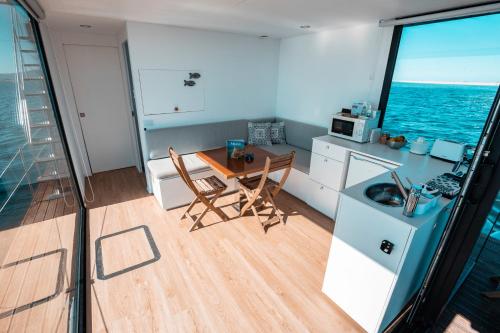 a kitchen and dining room on a boat at Barco Casa Marina Fuzeta in Fuzeta