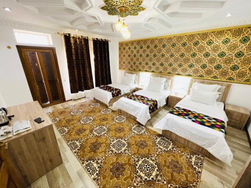 een hotelkamer met 3 bedden en een kroonluchter bij Lola Boutique Hotel in Bukhara