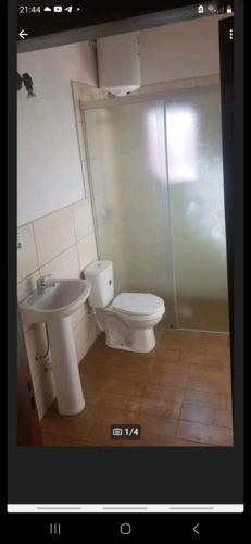 uma casa de banho com um WC e um lavatório em Wall Apartments em Hohenau