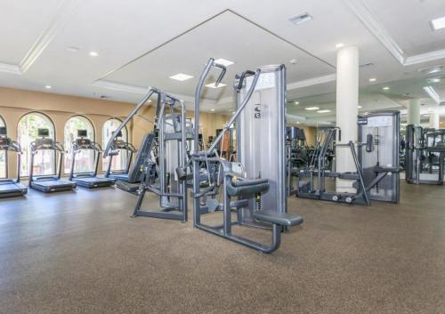 un gimnasio con varias máquinas de correr en una habitación en Amazing Lil Italy 2bdr Home Dtla en Los Ángeles