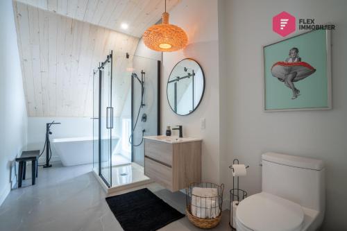 uma casa de banho com um chuveiro, um WC e um lavatório. em Casa de Campo / Luxury, Comfort & SPA near Quebec em Valcartier Station
