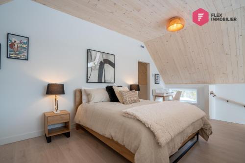 um quarto com uma cama grande e um tecto em madeira em Casa de Campo / Luxury, Comfort & SPA near Quebec em Valcartier Station