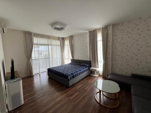 um quarto com uma cama, um sofá e uma mesa em Amy's house独栋别墅,近机场,四晚接送机 em Banguecoque