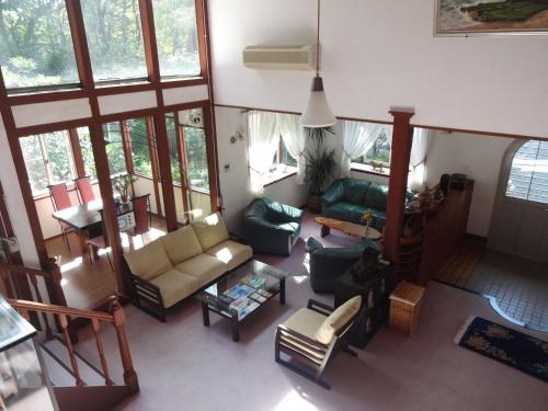 an overhead view of a living room with furniture at IZUNA INN & SPA - the veggie delights in Ito