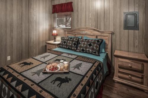 Ένα ή περισσότερα κρεβάτια σε δωμάτιο στο Sacony, Cabin at Ruidoso