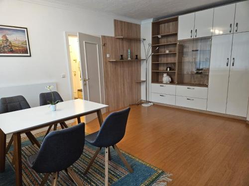 sala de estar con mesa y sillas en Ferienwohnung - Apartment Pichlarn Holiday, en Aigen im Ennstal