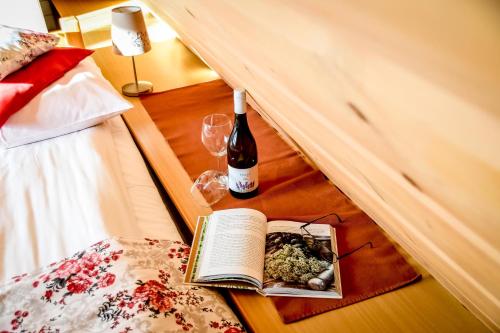 una bottiglia di vino e un libro su un tavolo di Domek na Harendzie a Zakopane