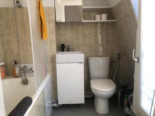 Koupelna v ubytování 2 pièces sous les toits 6 personnes calme lumineux équipé