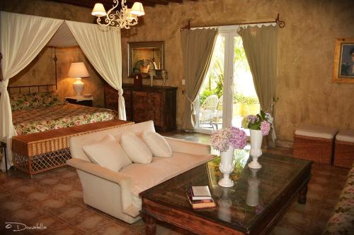 sala de estar con sofá y cama en Hotel La Bluette, en Punta del Este