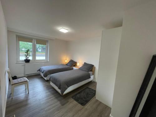 1 Schlafzimmer mit 2 Betten und einem Fenster in der Unterkunft Cozy apartment city nightlife in Düsseldorf