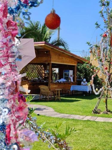 ein Holzhaus mit einem Tisch im Hof in der Unterkunft Luxe Nan Home (ลักษณ์น่านโฮม) in Ban Fai Kaeo