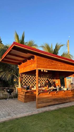 ein Holzgebäude mit einem Dach darüber in der Unterkunft Luxe Nan Home (ลักษณ์น่านโฮม) in Ban Fai Kaeo