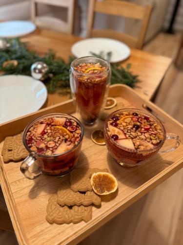 two cups of tea and cookies on a wooden table at ZACISZE in Karłów