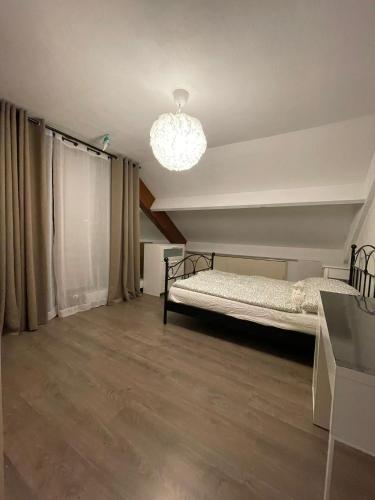 1 dormitorio con cama y lámpara de araña en Luxury Villa Stay en Waddinxveen